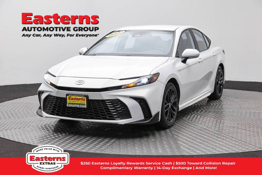 Used 2025 Toyota Camry SE FWD image 1