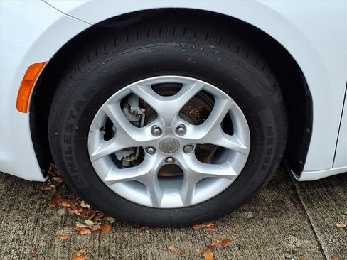 Used 2018 Chrysler Pacifica Touring Plus w/ Tire & Wheel Group image 13