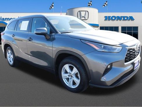 Used 2024 Toyota Highlander LE image 1