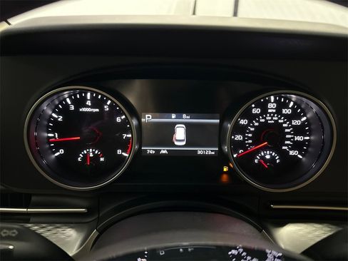 Used 2022 Kia Carnival LX image 28