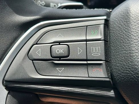 Used 2025 Jeep Grand Cherokee L Altitude RWD image 24