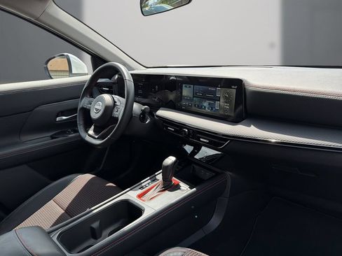 Used 2025 Nissan Kicks SR FWD image 16