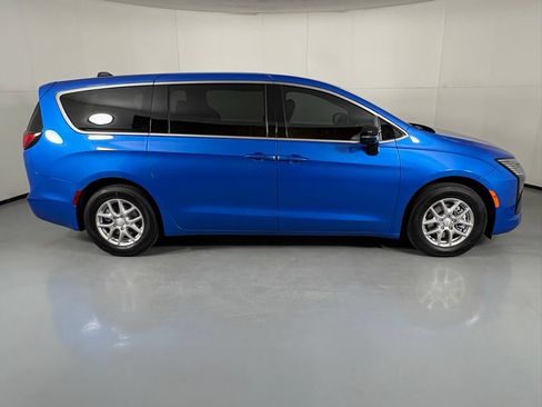 New 2027 Chrysler Pacifica Select FWD image 9