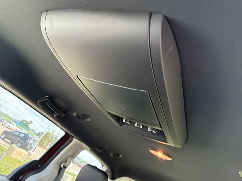Used 2016 Dodge Grand Caravan SXT FWD image 9