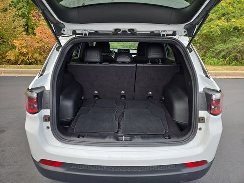 Used 2024 Jeep Compass Latitude image 9