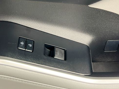 Used 2023 Toyota Highlander L image 32