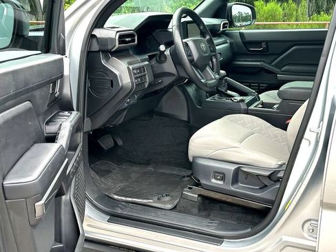 Certified 2025 Toyota Tacoma SR5 AWD/4WD image 10