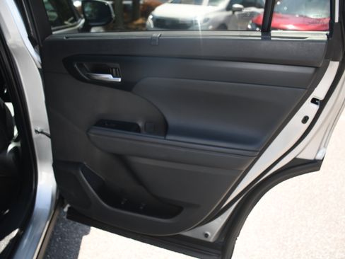 Certified 2025 Toyota Highlander XLE image 20