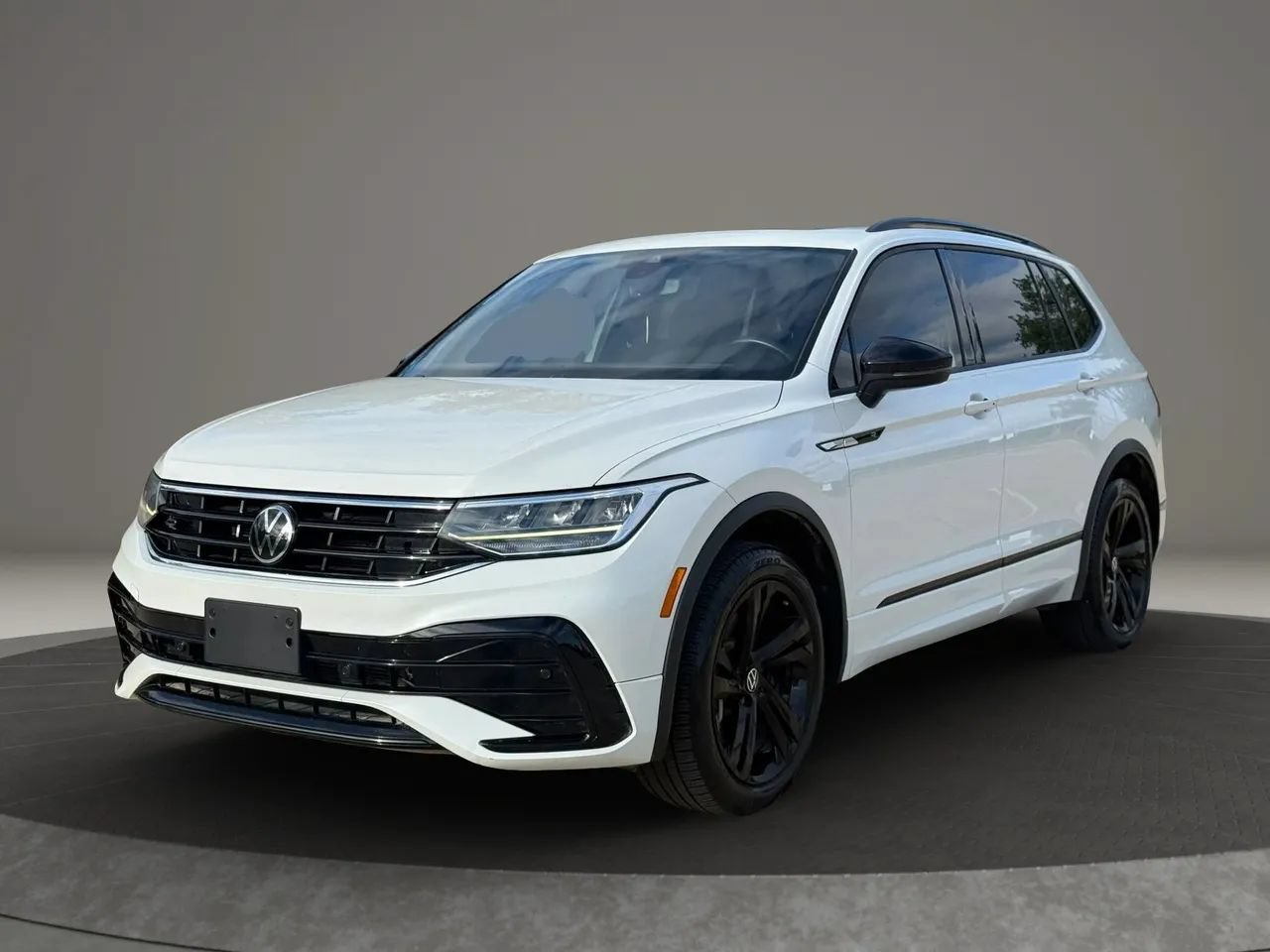 Used 2023 Volkswagen Tiguan SE R-Line FWD image 2