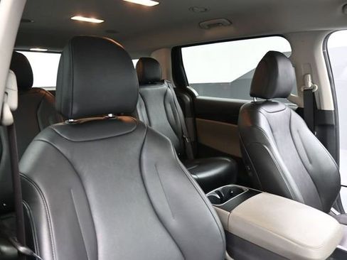 Used 2025 Kia Carnival FWD image 27