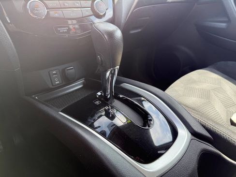 Used 2015 Nissan Rogue SV w/ SV Premium Package image 25