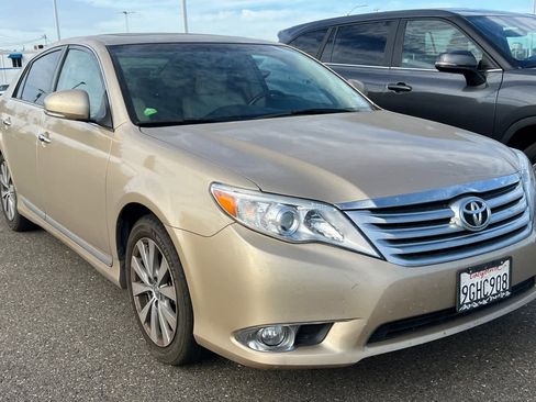 Used 2011 Toyota Avalon Limited FWD image 3