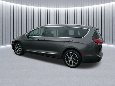Used 2021 Chrysler Pacifica Limited w/ Premium & Safety Sphere Group image 12