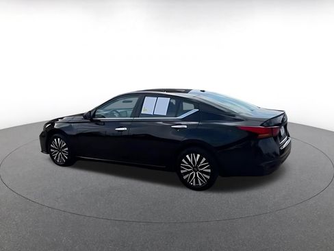 Used 2025 Nissan Altima 2.5 SV FWD image 16