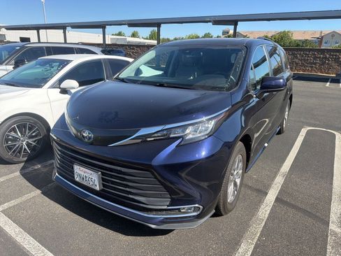 Certified 2023 Toyota Sienna XLE FWD image 4