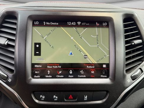 Used 2019 Jeep Cherokee Trailhawk AWD/4WD image 27