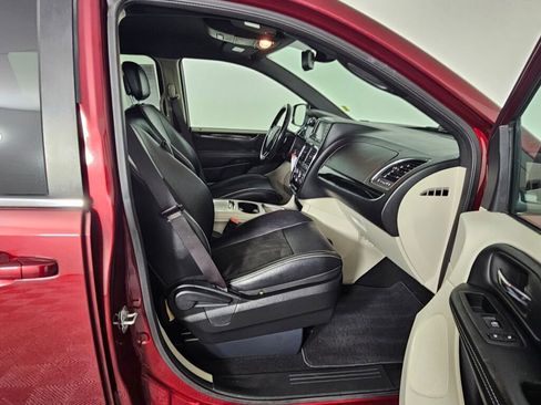 Used 2019 Dodge Grand Caravan SXT image 38
