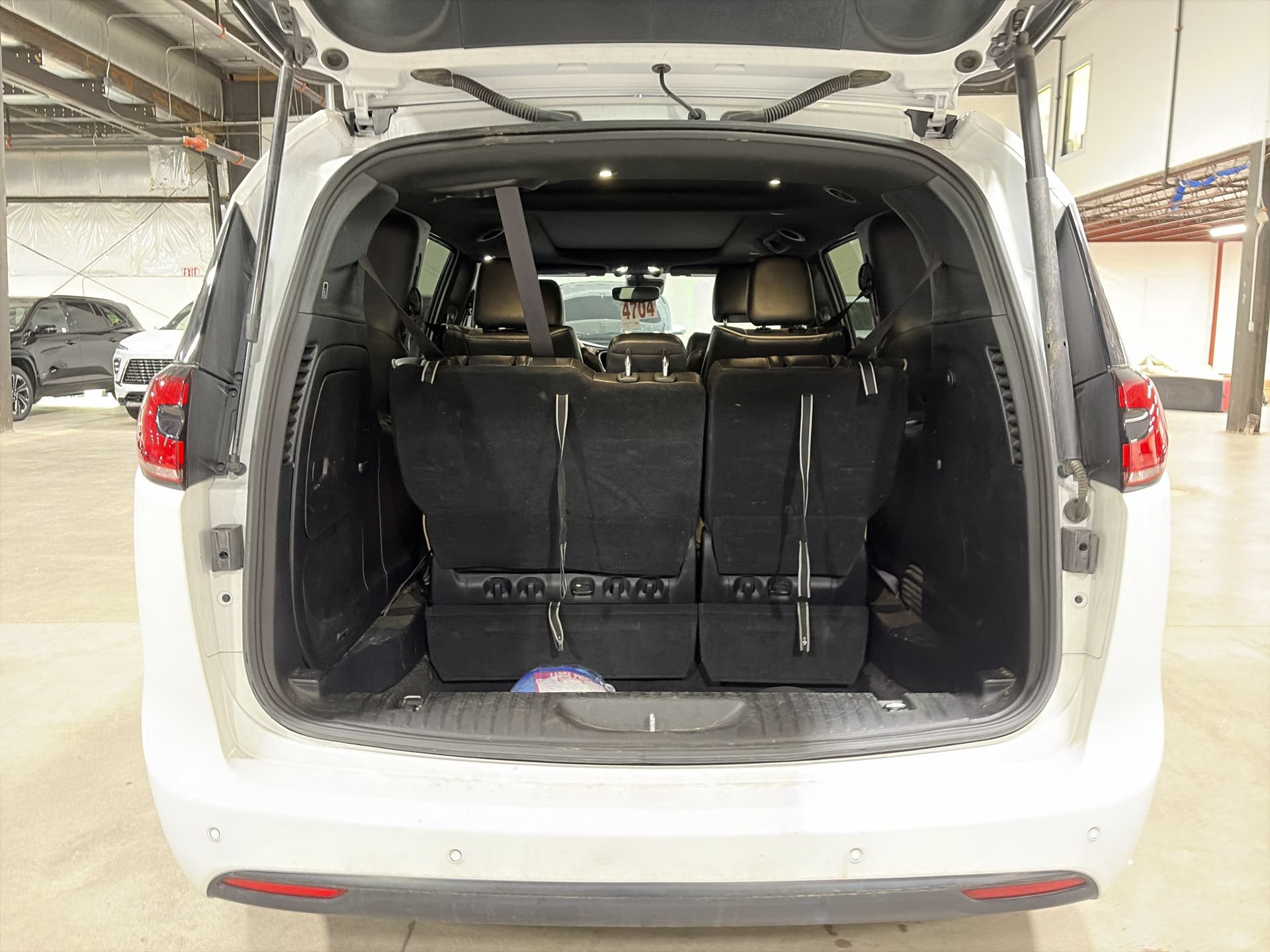 Used 2024 Chrysler Pacifica Premium FWD image 29