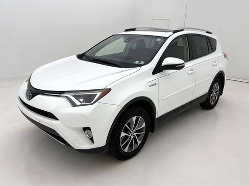 Used 2016 Toyota RAV4 XLE w/ Convenience Package AWD/4WD image 4