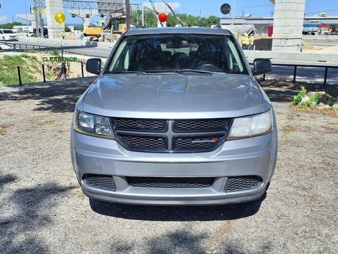 Used 2018 Dodge Journey SE w/ Connectivity Group FWD image 2