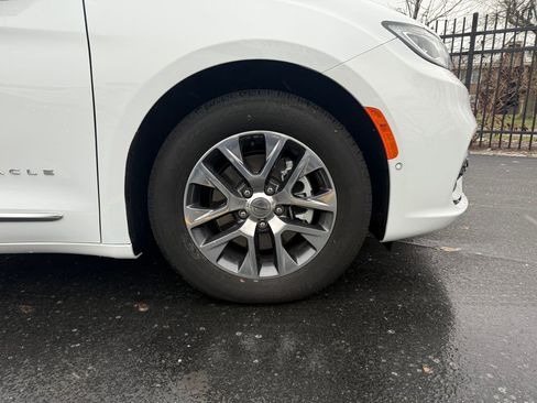 Used 2024 Chrysler Pacifica Pinnacle image 9