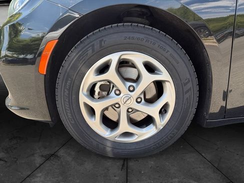 Used 2023 Chrysler Pacifica Limited FWD image 14