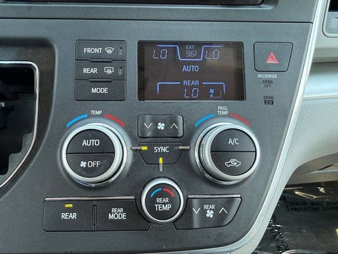 Used 2017 Toyota Sienna LE FWD image 42