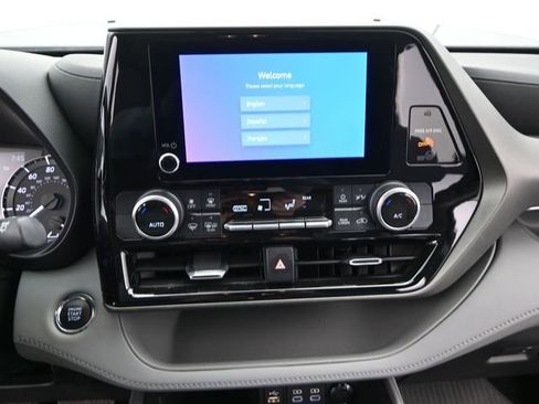 Used 2023 Toyota Highlander LE image 9