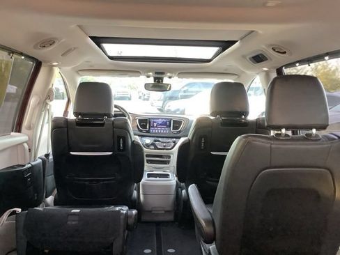 Used 2018 Chrysler Pacifica Touring-L Plus FWD image 9