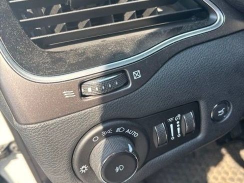 Used 2019 Jeep Cherokee Latitude Plus w/ Comfort/Convenience Group AWD/4WD image 9