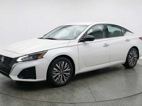 Used 2025 Nissan Altima 2.5 SV FWD image 3
