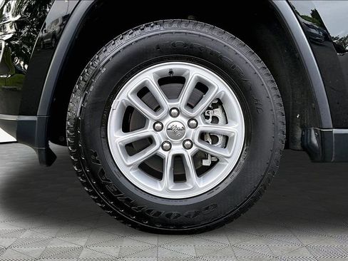 Used 2019 Jeep Grand Cherokee Laredo RWD image 21