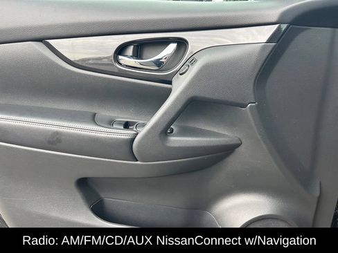 Used 2017 Nissan Rogue SV AWD/4WD image 4
