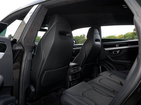Used 2022 Lamborghini Urus AWD/4WD image 32