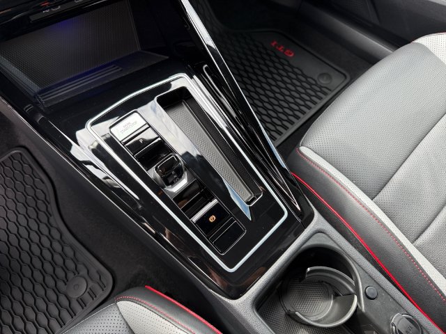 Used 2026 Volkswagen GTI SE FWD image 18