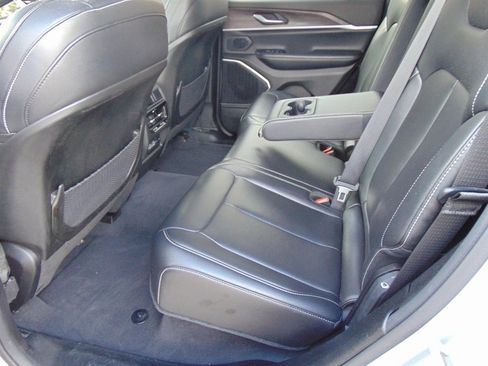 Used 2023 Jeep Grand Cherokee image 15