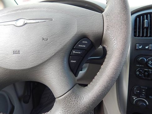 Used 2005 Chrysler Town & Country Touring w/ Luxury Group image 23