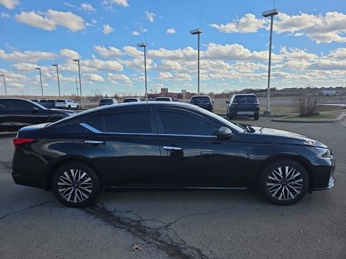 Used 2024 Nissan Altima 2.5 SV image 4