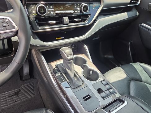 Used 2023 Toyota Highlander Limited AWD/4WD image 25