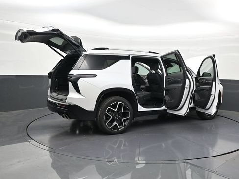 Used 2025 Chevrolet Traverse High Country FWD image 33