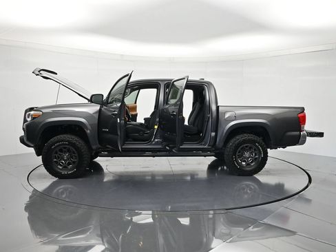 Used 2017 Toyota Tacoma SR5 w/ Tow Package RWD image 45