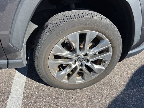 Used 2022 Toyota RAV4 XLE Premium image 6