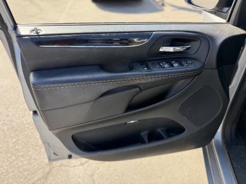 Used 2014 Chrysler Town & Country S FWD image 10