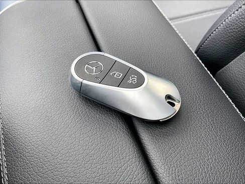 Used 2024 Mercedes-Benz GLC 300 4MATIC image 10