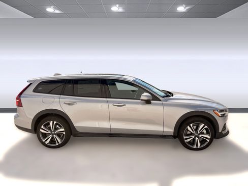 Certified 2025 Volvo V60 B5 Cross Country Plus image 8