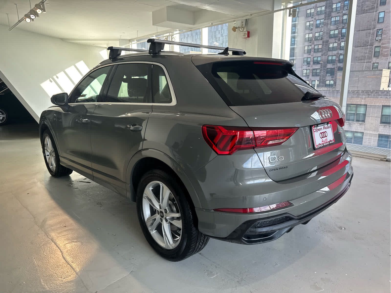 Used 2024 Audi Q3 2.0T Premium w/ Convenience Package AWD/4WD image 3