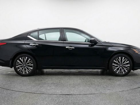 Used 2025 Nissan Altima 2.5 SV FWD image 11