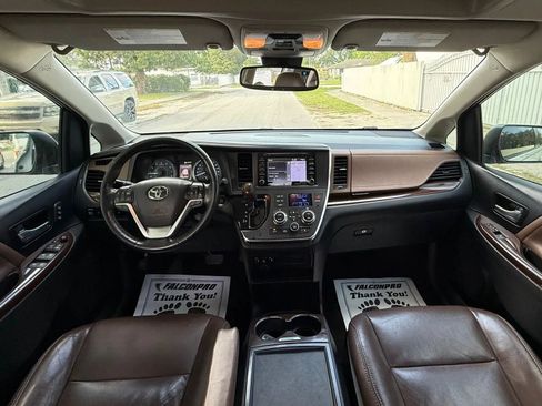 Used 2018 Toyota Sienna Limited image 9