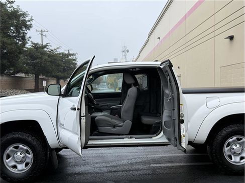 Used 2014 Toyota Tacoma PreRunner image 24