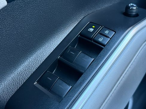 Used 2021 Toyota Highlander L image 20